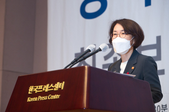 임혜숙 과학기술정보통신부 장관이 23일 서울 중구 한국프레스센터에서 열린 '디지털플랫폼 정책포럼 최종보고회'에 참석해 인사말을 하고 있다. 과기정통부 제공